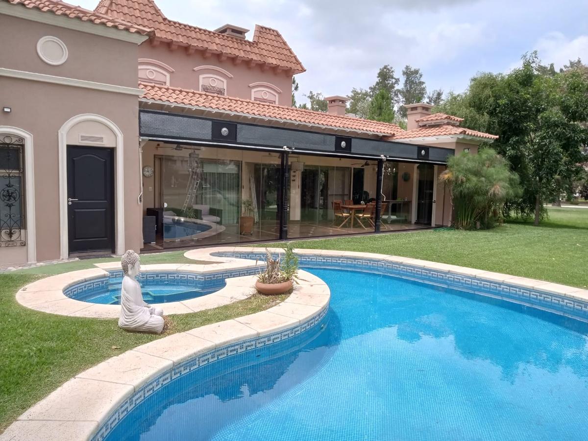 Casa moderna com piscina e jardim, fachada branca — projeto SAINT THOMAS COUNTRY CLUB, por CERRAMIENTOS PANORAMICOS, em Canning